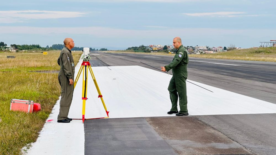 Sistema PAPI do Aeroporto Hugo Cantergiani recebe inspeção da FAB 