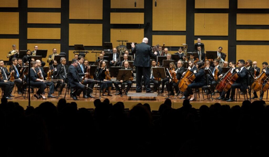 OSPA reúne mais de 90 músicos no palco do UCS Teatro para celebrar os 150 anos da imigração italiana no RS