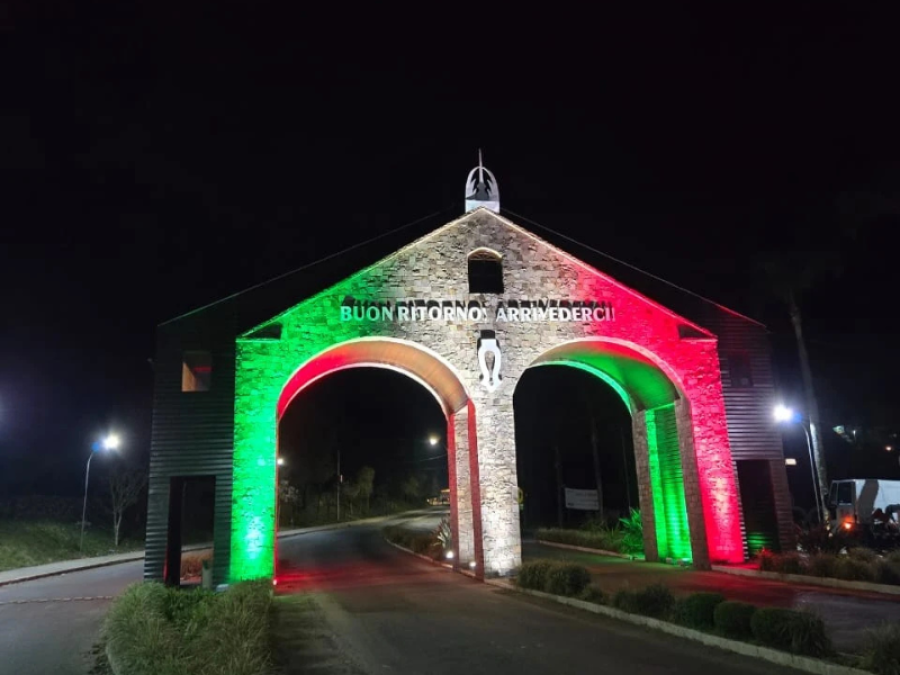 Pórtico de entrada do município de Antônio Prado recebe iluminação especial
