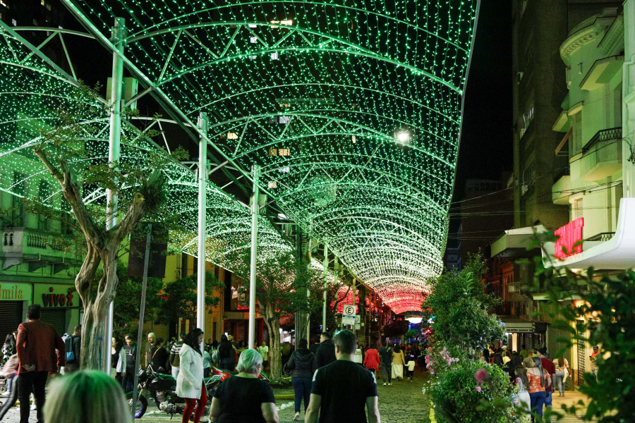 Avenida Júlio de Castilhos em Caxias do Sul tem trecho bloqueado durante visitação ao túnel de LED