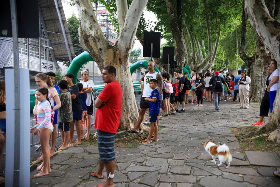 4º Acqua Fest: Mesmo com chuva, criançada se diverte no maior toboágua inflável do Brasil