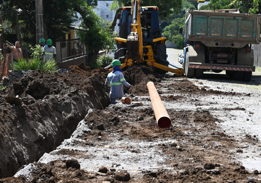 Samae realiza obras de drenagem, esgoto e água em diferentes pontos de Caxias do Sul