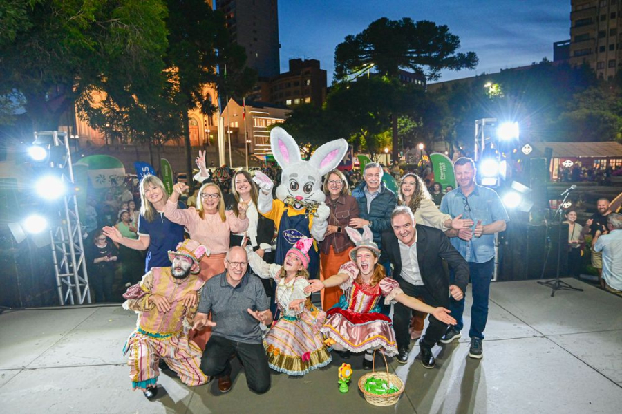 Crianças lotam a Praça Dante na abertura da 3ª Páscoa em Caxias 
