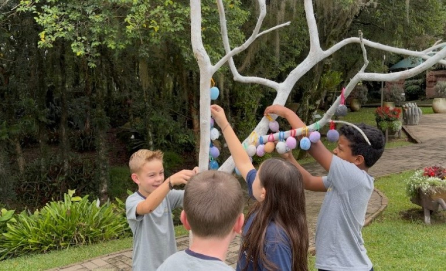 Crianças de Nova Petrópolis participam da criação de Osterbaum no Esculturas Parque