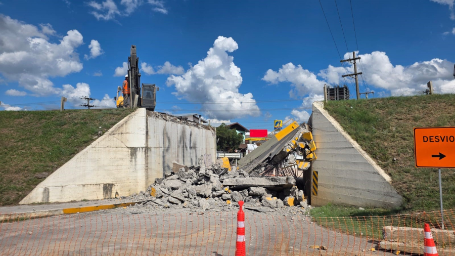 Demolição de viaduto altera trânsito no km 78 da ERS-122, em Caxias do Sul