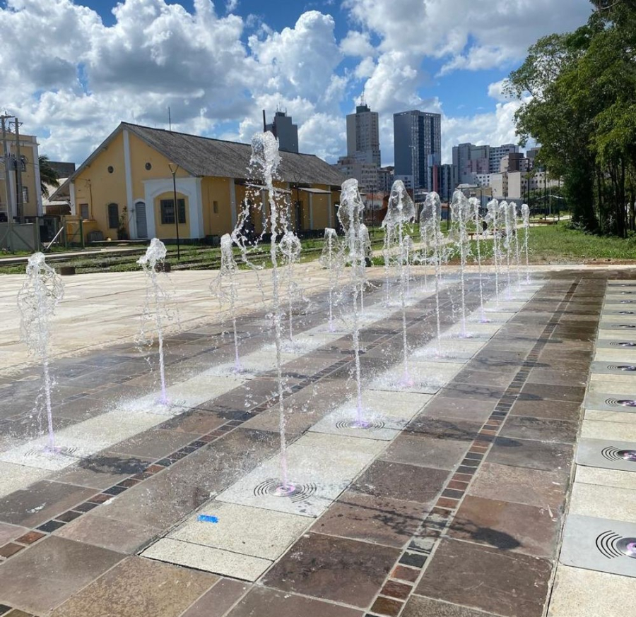 Caxias inaugura fonte luminosa no pátio da Estação Férrea