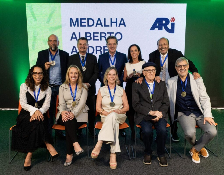 Jornalista Vania Espeiorin recebe Medalha Alberto André