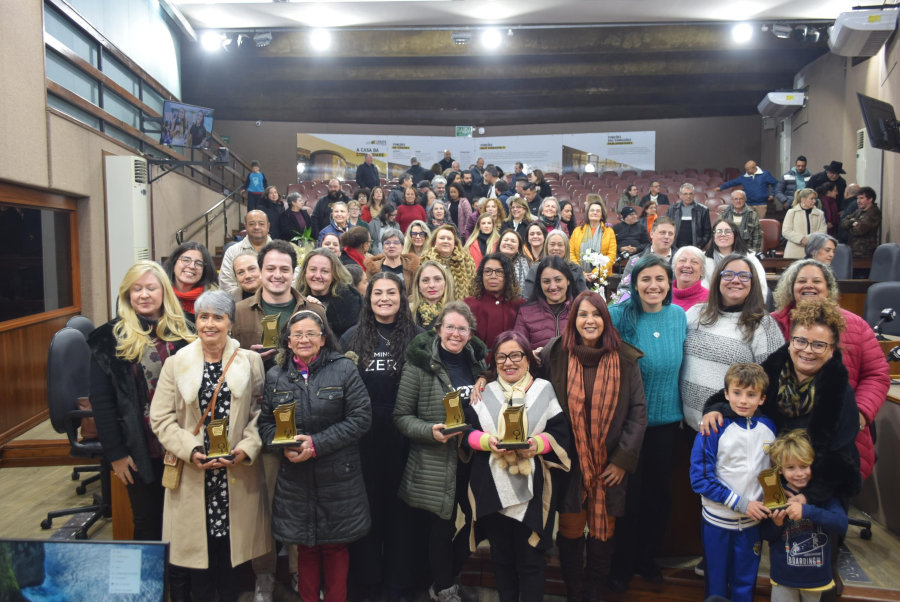 Troféu Mulher Cidadã chega às mãos de seis homenageadas